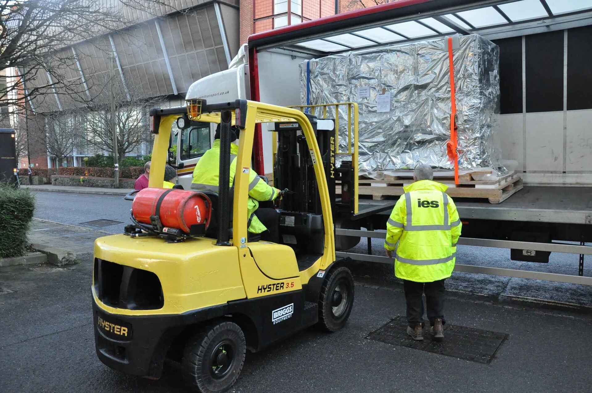 Bristol-Uni-equipment-install-technology-mocvd-crate-unload
