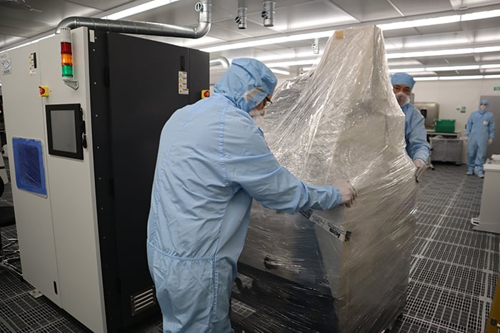 Equipment_Moves_In_Cleanroom